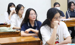 Giáo viên: 'Đề thi Lý, Hoá, Sinh quá dài, thí sinh khó đạt điểm tuyệt đối'