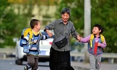 Con trai gần 40 tuổi không lấy vợ, mẹ đành sinh đôi để nối dõi tông đường