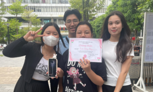 Ra khỏi phòng thi, nữ sinh được bạn thân tặng chứng nhận 'bước vào đời'