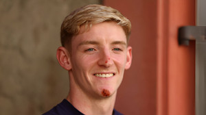 Mải dùng điện thoại khi đạp xe, sao tuyển Anh tai nạn suýt mất mạng