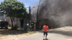 Cửa hàng vật liệu gia dụng ở Hà Tĩnh bốc cháy ngùn ngụt giữa trưa