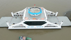 Cận cảnh chiếc phà mới dài gần 60m đưa du khách sang đảo Cát Bà