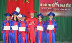 SV Trường CĐ Y tế Quảng Nam nhận bằng tốt nghiệp sau sự cố hiệu trưởng bị bắt