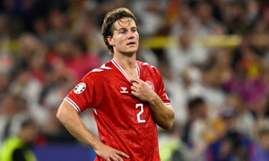 Trung vệ Đan Mạch 'đen' nhất EURO, mất tất cả vì cảm biến trong quả bóng 
