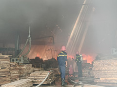 Lửa thiêu rụi 2.400 m2 xưởng gỗ ở Bình Định, thiệt hại hơn 20 tỷ đồng