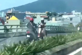 Chạy xe máy ngược chiều, người phụ nữ gây tai nạn trên cầu vượt Ngã ba Huế