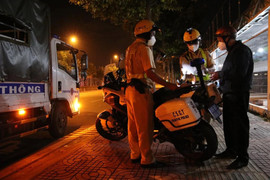 Xe máy không bật đèn chiếu sáng trong thời gian 19h - 5h bị phạt bao nhiêu tiền?