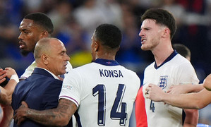 Ngôi sao tuyển Anh gọi HLV Slovakia là 'thằng hói đầu'