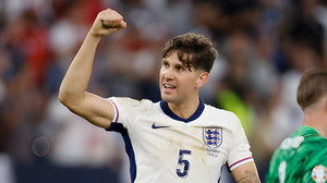 Hậu vệ tuyển Anh bị chê 'chuyền bóng không bằng Quế Ngọc Hải'