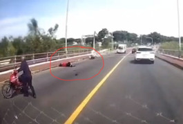 Ô tô lao sang đường ngược chiều, đâm văng người đi xe máy trên cầu ở Đà Nẵng