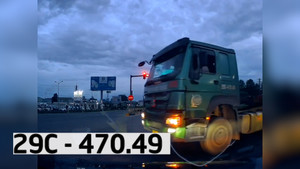 Xe đầu kéo 29C 470.49 suýt gây tai nạn ở Hưng Yên