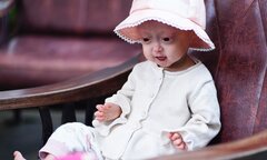 Cuộc sống hiện tại của bé gái mắc chứng 'vừa chào đời đã già'
