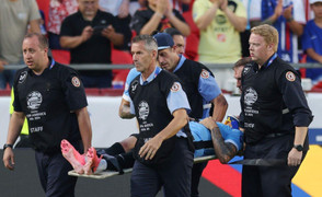 Cầu thủ Uruguay bất tỉnh trên sân