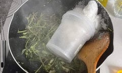Khi gái đoảng xào rau cho người yêu và lỡ tay 