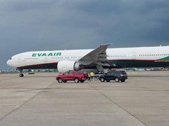 Máy bay va vào cột đèn ở Tân Sơn Nhất, phải quay về bến đỗ