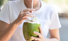 Nước dừa ngon ngọt, nhiều chất bổ nhưng tối kỵ với 3 nhóm người