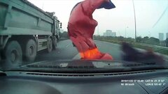 Phải làm gì khi kính lái bất ngờ bị che kín?
