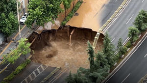 Hố sụt lớn xuất hiện trên đường ở Trung Quốc