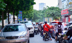 Đỗ xe ô tô sai quy định gây ùn tắc giao thông bị phạt bao nhiêu tiền?