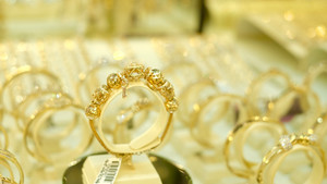 Giá vàng hôm nay 13/7: Giảm nhẹ, vẫn neo ở mức cao