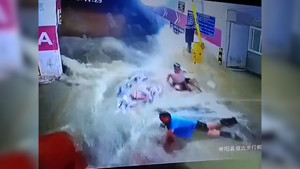 Lũ quét kinh hoàng cuốn 6 người dân vào bãi đỗ xe