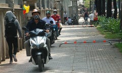 Xe máy đi trên vỉa hè bị phạt bao nhiêu tiền?