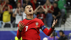 Để Ronaldo dự bị, Bồ Đào Nha mạnh hơn?