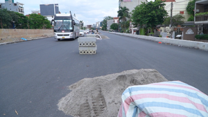 Sau 4 lần điều chỉnh thời hạn, đường Âu Cơ – Nghi Tàm chưa hoàn thành trước 30/6