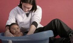 Sự thật bức ảnh Messi tắm cho Lamine Yamal lúc 5 tháng tuổi