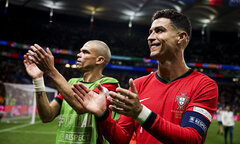 Ronaldo úp mở khả năng ở lại đội tuyển Bồ Đào Nha