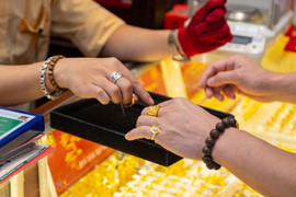 Chuyên gia: Giá vàng nhẫn tăng cao, gần ngang giá vàng miếng là bất thường