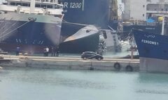 Tàu chiến Iran lật úp khi đang sửa chữa