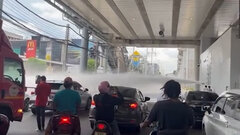 Xe tải tông trụ cứu hỏa tạo 'vòi rồng' trên phố