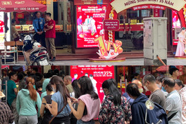 Vì sao người dân đổ xô mua vàng lúc giá cao, thờ ơ khi bình ổn?