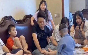 16 đứa cháu kéo đến nhà nghỉ hè 2 tháng, cậu phải trả số tiền điện khổng lồ 