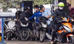 Giá xăng dầu liên tục tăng, vì sao quỹ bình ổn không được sử dụng?