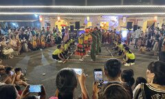Khám phá không gian văn hóa, ẩm thực tại làng cổ Đường Lâm tối cuối tuần