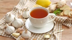 Trà tỏi giúp giải độc cơ thể, cách làm lại đơn giản