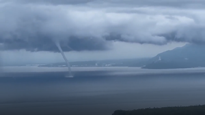 Vòi rồng 'lơ lửng' trên biển Philippines