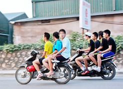 Xe máy chở 3 người trở lên bị phạt bao nhiêu tiền?