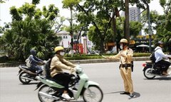Xe máy chuyển làn đường không xi nhan bị phạt bao nhiêu tiền?