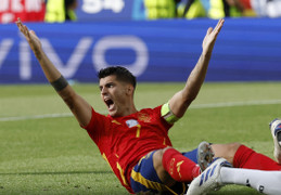 Nhân viên an ninh ngáng chân, tiền đạo Tây Ban Nha chấn thương