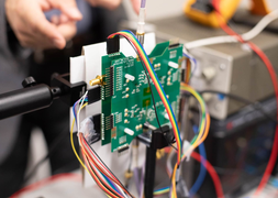 Chip tia X siêu nhỏ giúp điện thoại 'nhìn' xuyên tường