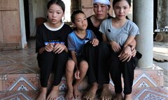 Chồng qua đời để lại khoản nợ lớn, vợ ngày đêm mò cua bắt ốc nuôi 3 con nhỏ