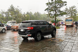 Đi ô tô trên vỉa hè bị phạt bao nhiêu tiền?