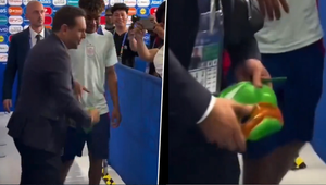 Thực hư 'thần đồng' Yamal cầm mặt nạ chế giễu Mbappe