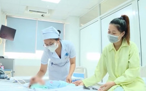 Nữ điều dưỡng cấp cứu bé sơ sinh ngừng thở trên xe taxi