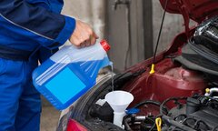 Dấu hiệu cảm biến báo mức nước kính ô tô có vấn đề