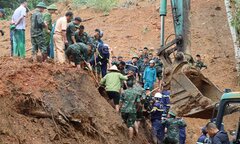 Cảnh sát dầm mưa tìm kiếm nạn nhân vụ sạt lở đất vùi lấp ô tô khách ở Hà Giang