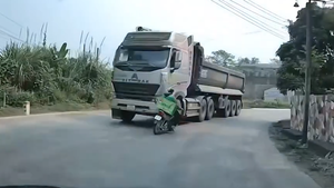 Xe tải lấn đường ở khúc cua, xe máy vượt ẩu và không làm chủ tốc độ